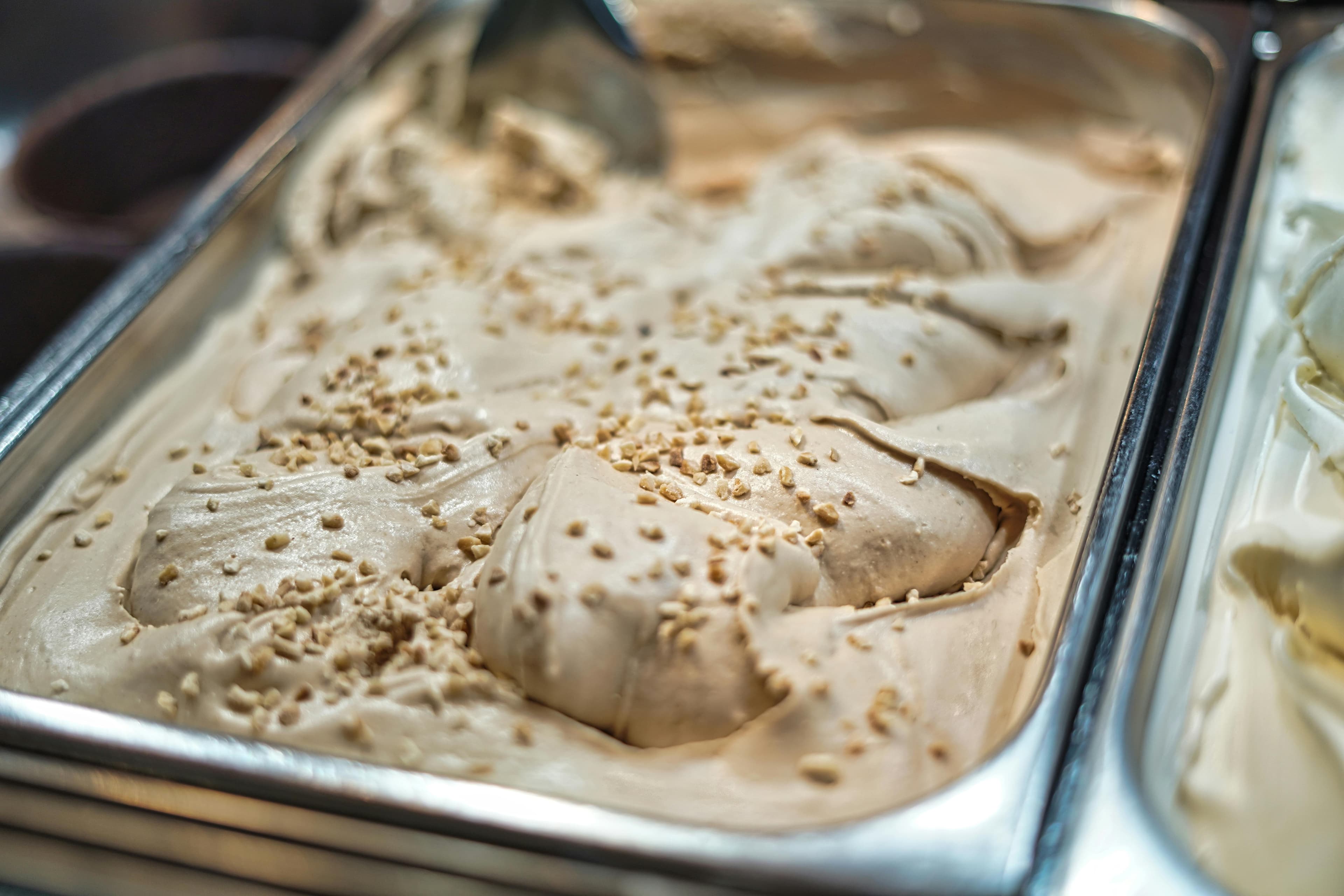 Vaschetta di gelato alla nocciola con granella