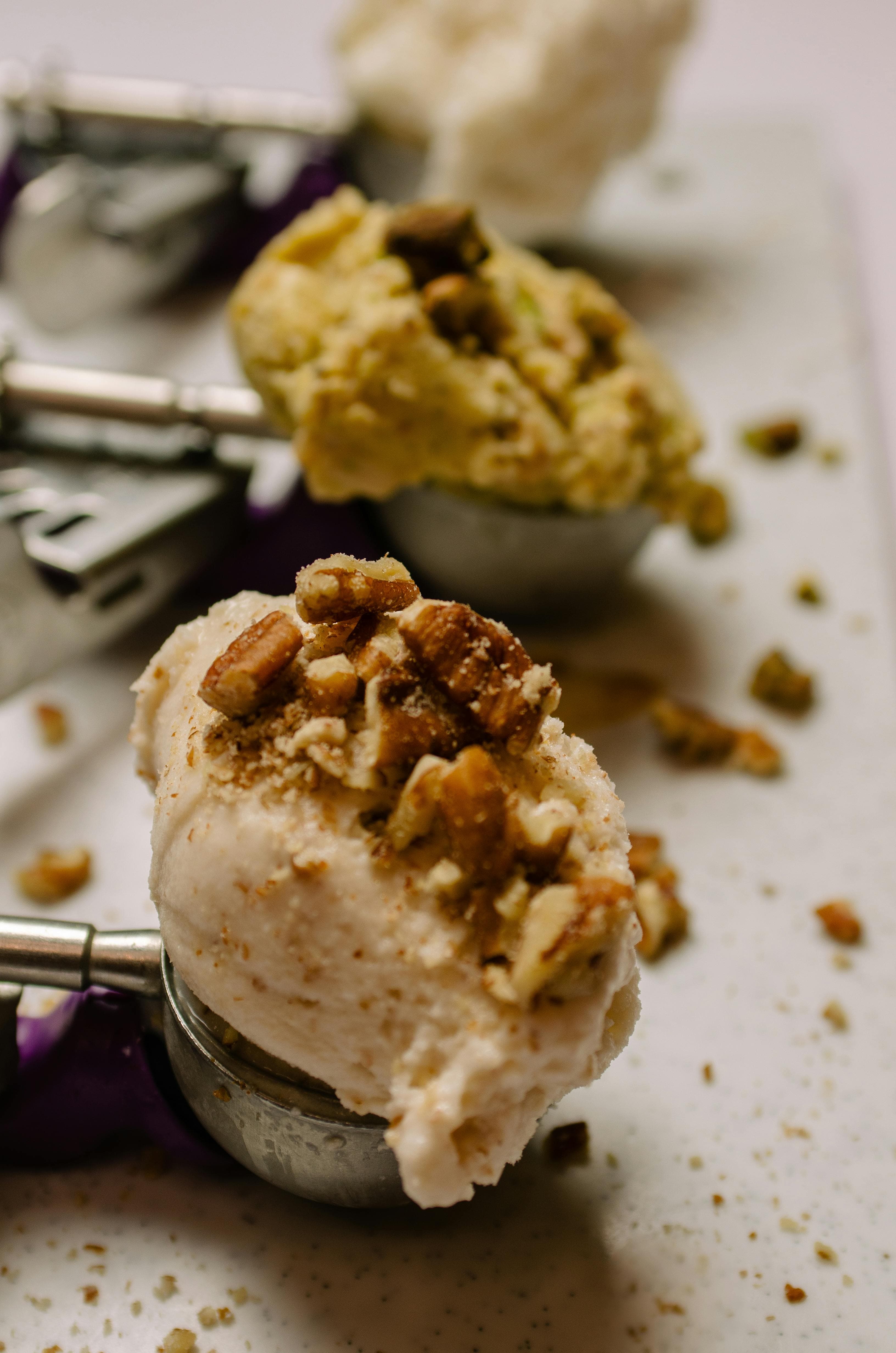 Palline di gelato al pistacchio e alla crema con frutta secca